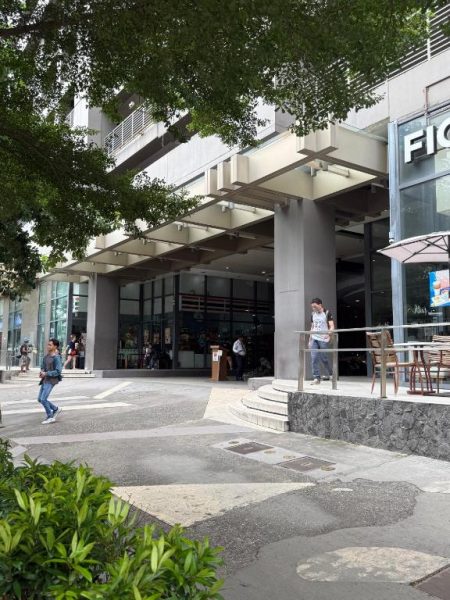Entrada principal del hotel Skyline Luxe en Cebu con acceso peatonal y zona comercial exterior