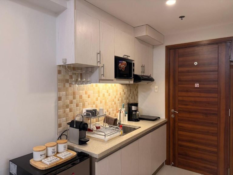 Cocina moderna completamente equipada con microondas y cafetera en Skyline Luxe Cebu Staycation