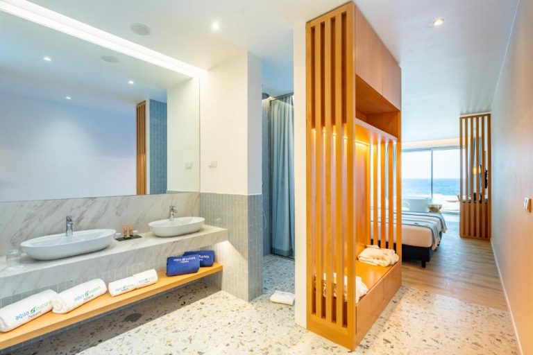 Baño de lujo con doble lavabo y vistas al mar en el Hotel Aqua Natura Madeira