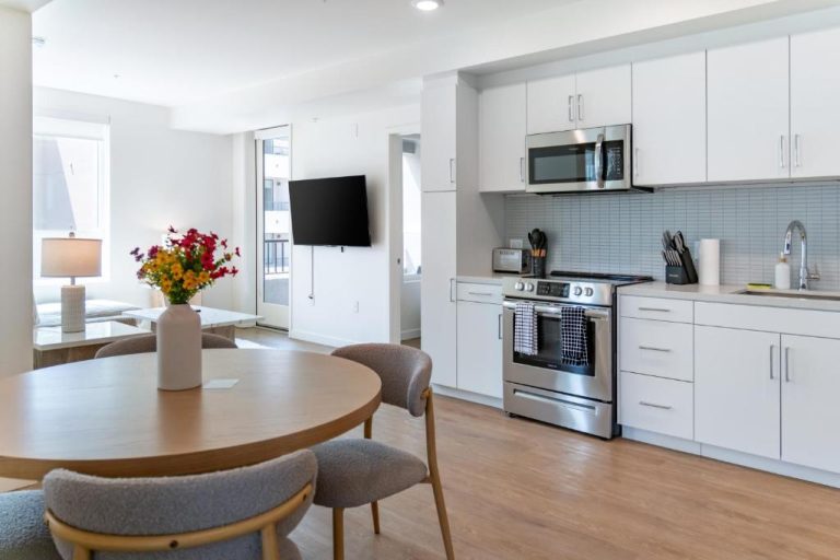 Cocina moderna equipada y comedor en Luxury 2 Bedroom Residence With Fitness and Outdoor Pool