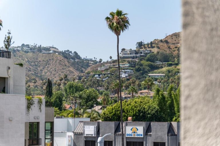 Vistas panorámicas de las Hollywood Hills desde Luxury 2 Bedroom Residence with Fitness and Outdoor Pool