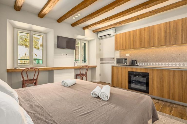Estudio con cama doble y cocina americana en Diocletian's Suites Centre Palace con vigas de madera