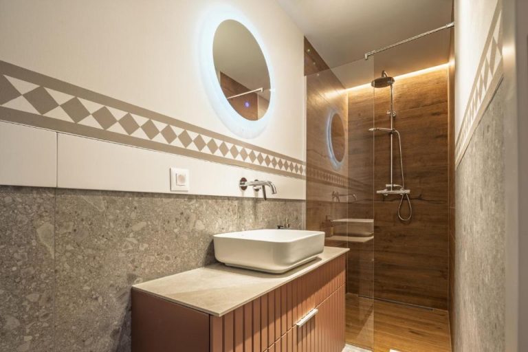 Baño moderno con ducha de madera y lavabo sobre encimera en Diocletian's Suites Centre Palace