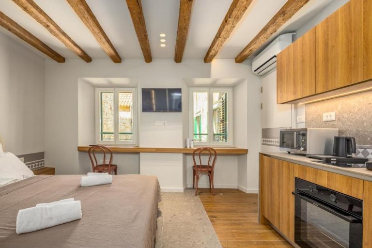 Estudio con cocina equipada y cama doble en Diocletian's Suites Centre Palace con vigas de madera