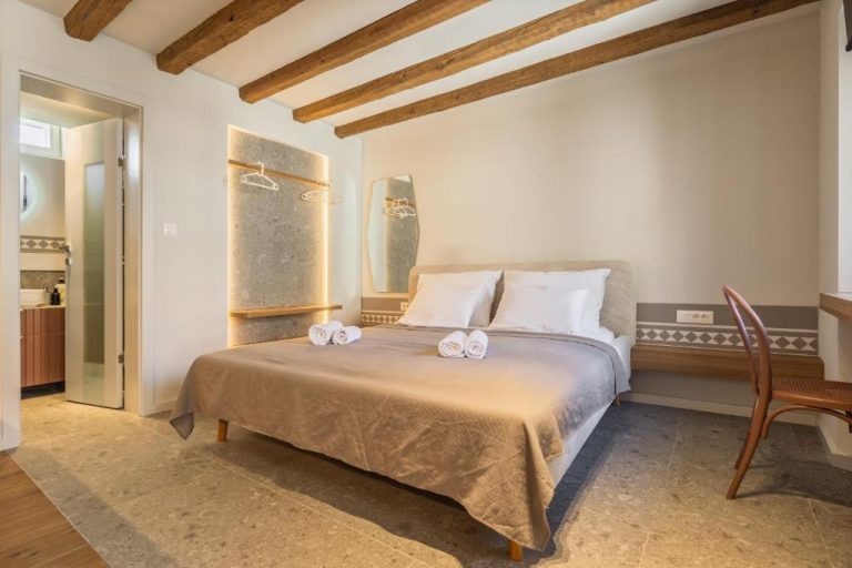 Habitación doble con vigas de madera y baño privado en Diocletian's Suites Centre Palace