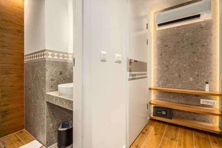 Baño moderno con lavabo empotrado y caja fuerte en Diocletian's Suites Centre Palace