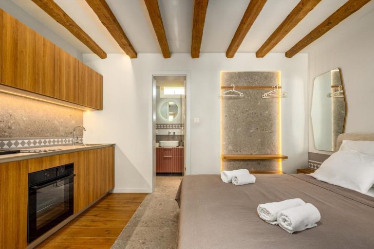 Habitación con cocina equipada y baño en suite del Diocletian's Suites Centre Palace