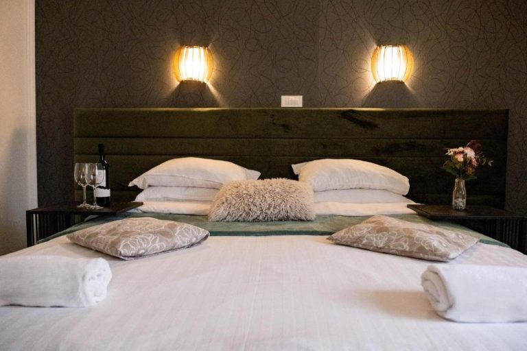 Habitación doble de lujo con cama king size y decoración elegante en Plitvice Inn
