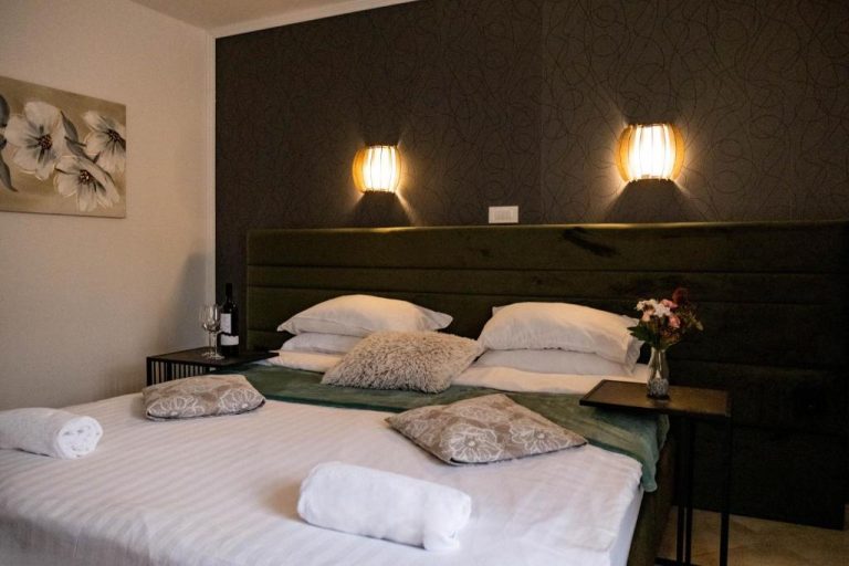 Habitación doble con cama matrimonial y decoración elegante en Plitvice Inn