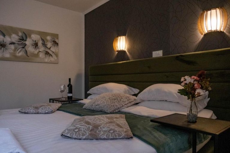 Habitación doble romántica con cama king y decoración elegante en el Plitvice Inn