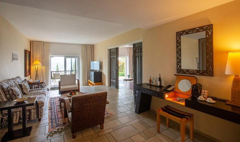 Amplio salón de suite con decoración étnica y terraza en The Marmara Bodrum Adult Only