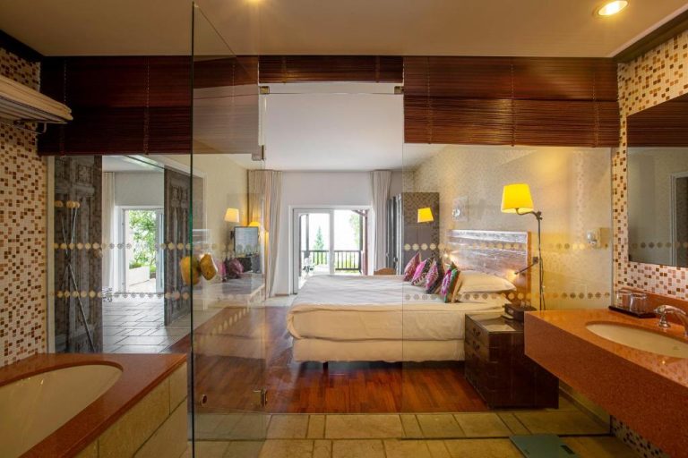 Suite de lujo con baño acristalado y jacuzzi integrado en The Marmara Bodrum Adult Only