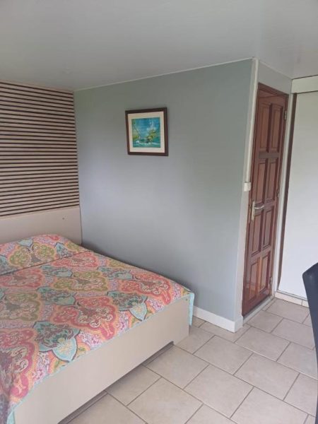Habitación individual del Airport Hotel con cama, suelo de baldosas y puerta de madera