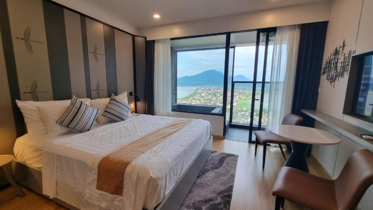 Habitación doble con cama king y vistas panorámicas a la montaña y lago en Lynn Times Thanh Thủy