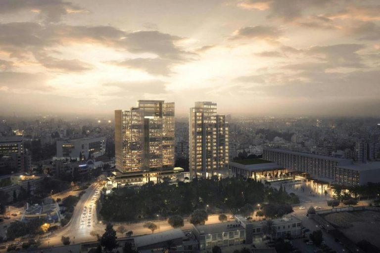 Vista aérea nocturna de The Landmark Nicosia Autograph Collection con sus torres iluminadas en el centro de la ciudad