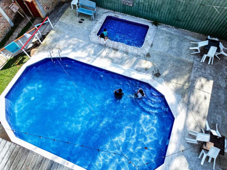 Vista aérea de la piscina principal y piscina infantil del Hotel Villas del Valle con tumbonas