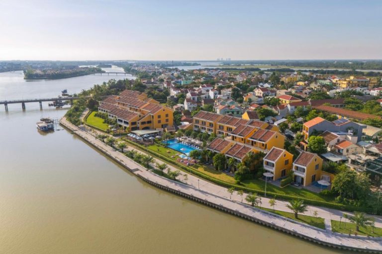 Vista aérea del hotel Moire Hoi An Vignette Collection by IHG junto al río Thu Bon con piscina exterior
