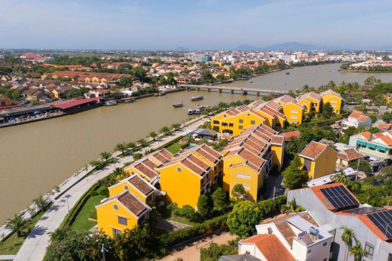 Vista aérea del Moire Hoi An Vignette Collection by IHG con villas amarillas junto al río Thu Bon