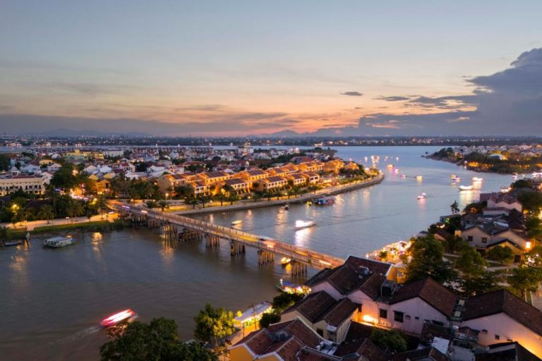 Vista aérea del río Thu Bon al atardecer junto al hotel Moire Hoi An, Vignette Collection by IHG