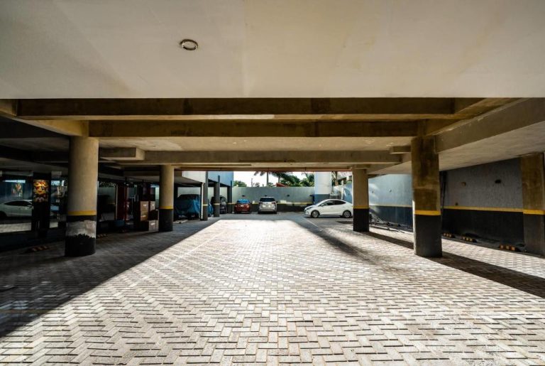 Estacionamiento cubierto con pavimento de adoquines del Ramada Suites by Wyndham Asuncion Aeropuerto