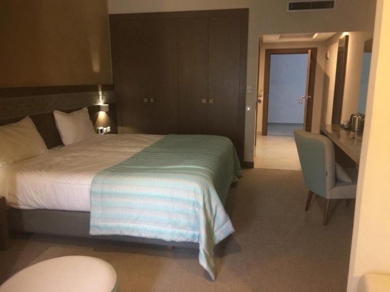 Habitación doble con cama king size y escritorio en Hotel La Residence Hammamet, Túnez