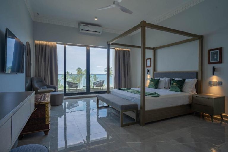 Habitación con cama de dosel y vistas al mar tropical en Tembo Kiwengwa Resort Zanzíbar