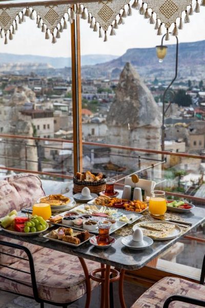 Desayuno turco tradicional en terraza con vistas panorámicas de Capadocia en Charming Cave Hotel