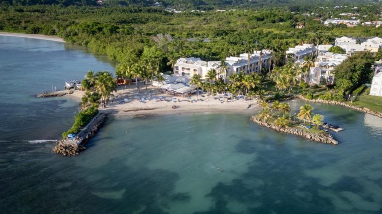 Vista aérea del Canella Beach Hotel con playa privada de arena blanca y aguas turquesas del Caribe