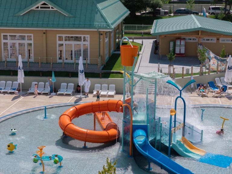 Parque acuático con toboganes y zona de juegos del Hot Springs Medical and SPA