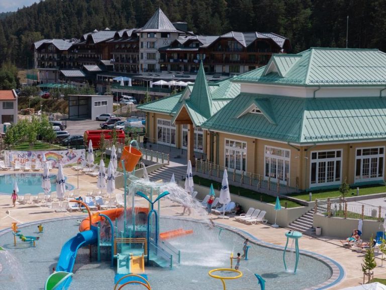Parque acuático infantil con toboganes y chorros de agua en el Hot Springs Medical and SPA