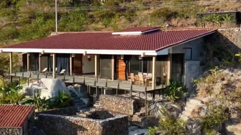 Villa con terraza y techo de tejas rojas rodeada de naturaleza en Destino Hotel & Hot Springs en Bagaces, Guanacaste