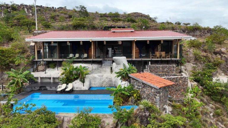 Piscina exterior con tumbonas y vistas a la montaña del Destino Hotel & Hot Springs en Bagaces, Guanacaste