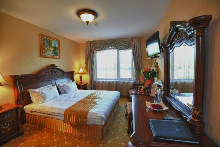 Habitación doble clásica con cama king size y mobiliario de madera en Park Hotel Stara Zagora