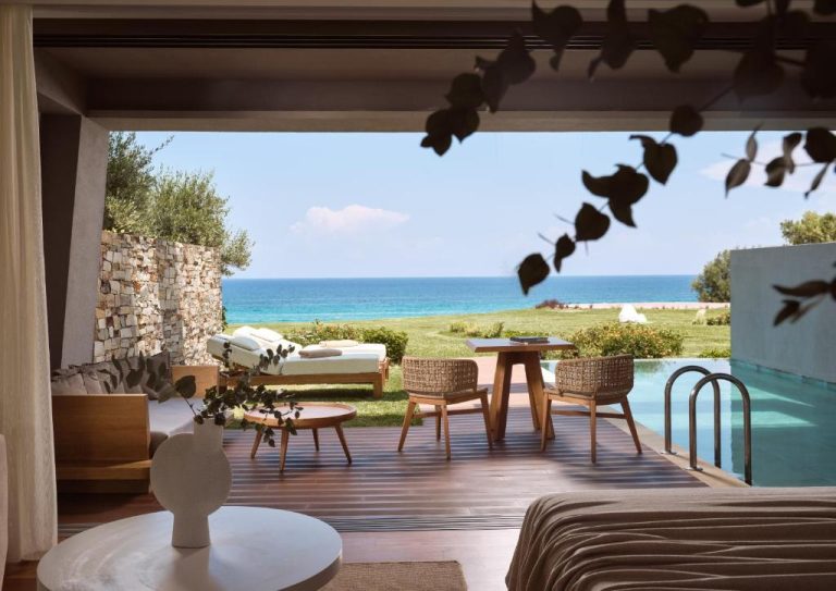 Villa con piscina privada y terraza con vistas al mar en Lesante Blu Adults Only, Grecia