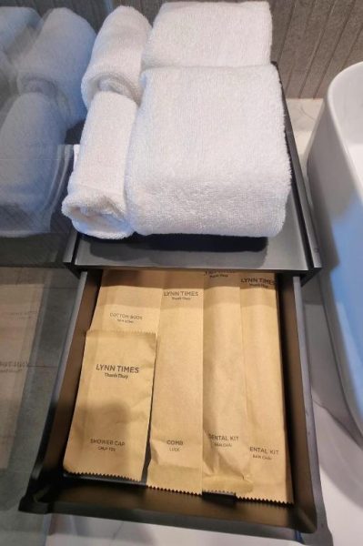 Amenities de baño y toallas blancas del Hotel Lynn Times Thanh Thuy con kit dental y gorro de ducha