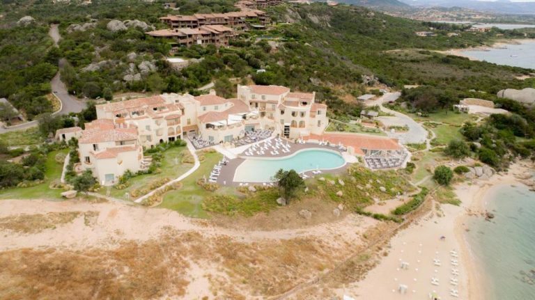 Vista aérea del hotel Cala Cuncheddi VRetreats con piscina exterior y acceso directo a la playa en Cerdeña