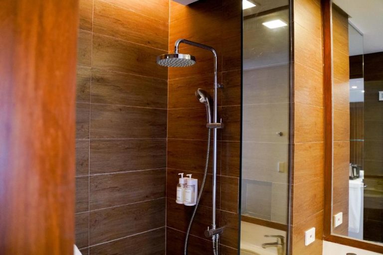 Ducha de lluvia con acabados en madera y accesorios de baño en Timberland Highlands Resort