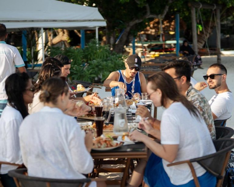 Grupo de turistas disfrutando de una comida en la terraza exterior del restaurante del Kinan Boutique