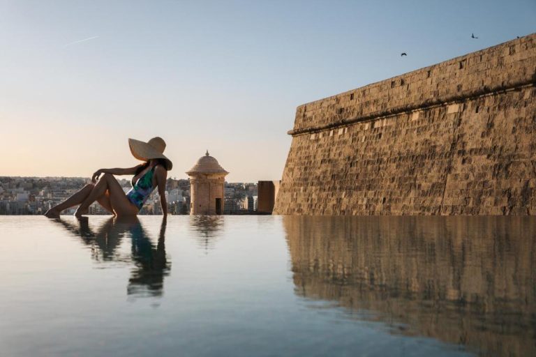 Piscina infinita con vistas a la muralla histórica de La Valeta en The Phoenicia Malta