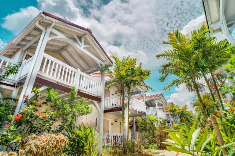 Villas tropicales con balcones blancos y jardín exuberante del Boutique-Hôtel Culture Créole