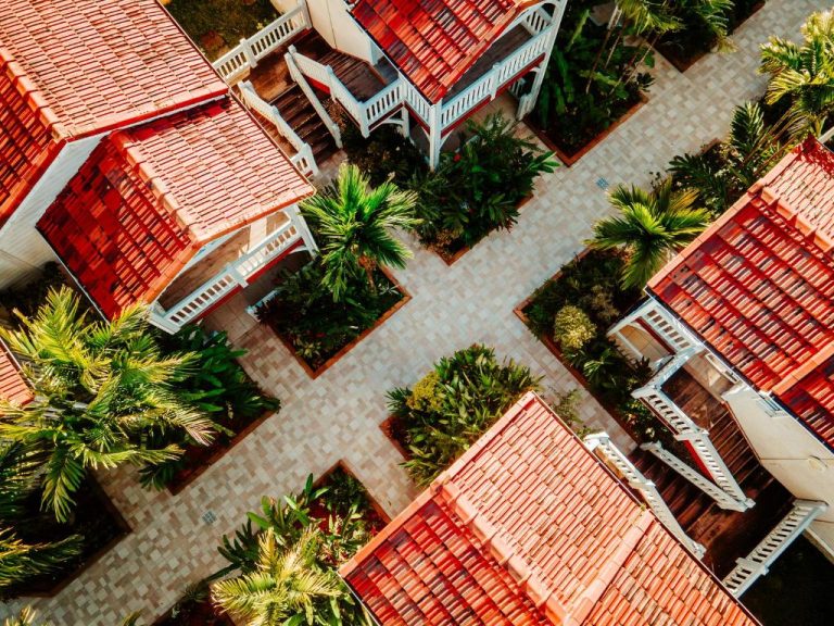 Vista aérea de las villas con tejados rojos y jardines tropicales del Boutique-Hôtel Culture Créole