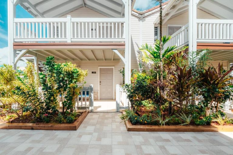 Jardín tropical con plantas exóticas y entrada principal del Boutique-Hôtel Culture Créole