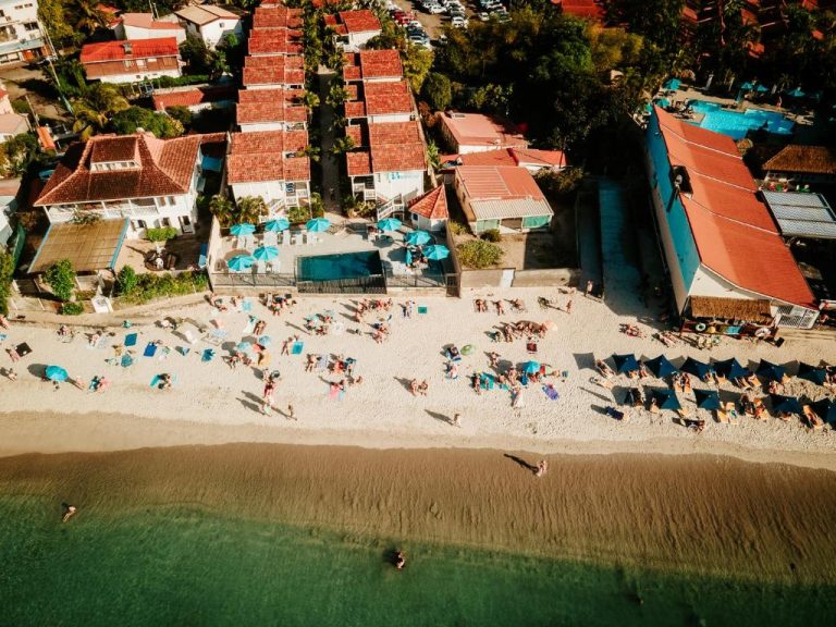 Vista aérea de la playa del Boutique-Hôtel Culture Créole con turistas tomando el sol y piscina exterior