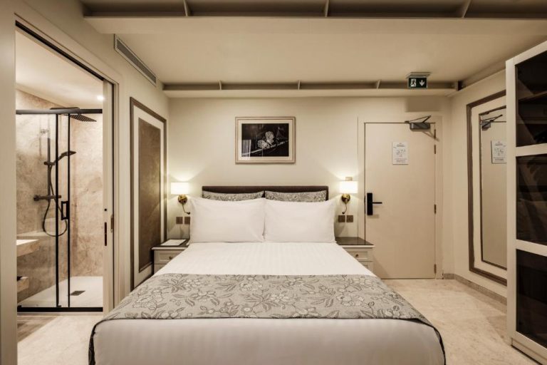 Habitación doble de lujo con cama king size y baño con ducha en Sterling Luxury Suites Valletta