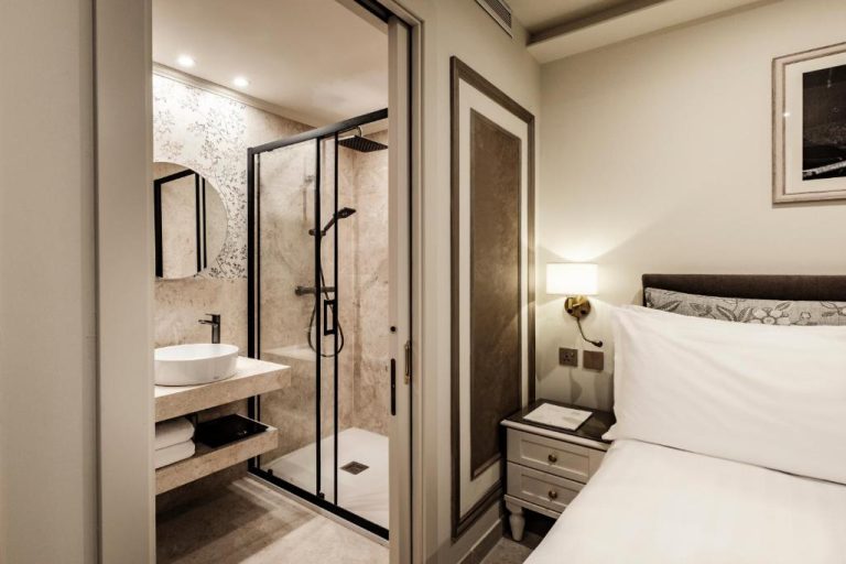 Habitación de lujo con baño en suite y ducha de lluvia en Sterling Luxury Suites Valletta