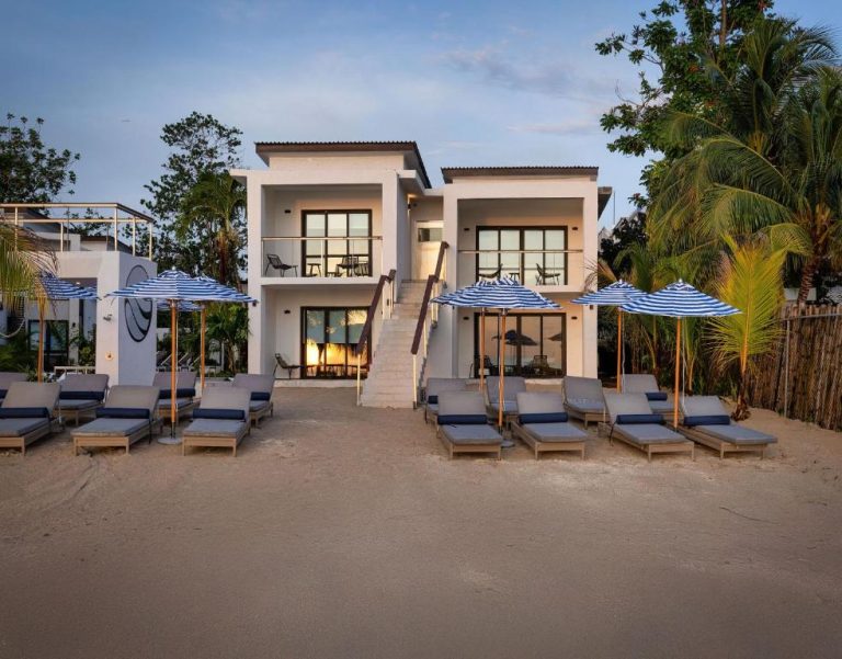 Tumbonas y sombrillas en la playa privada del Negril Footprints Hotel en Jamaica