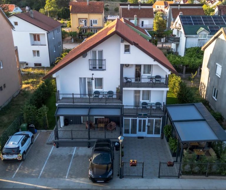 Vista aérea de la fachada exterior del Hotel Mažijanik con terraza, balcones y parking privado