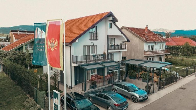 Fachada exterior del Hotel Mažijanik con aparcamiento privado y terraza cubierta en Montenegro