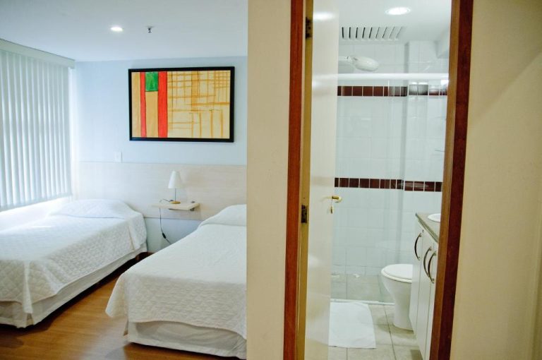 Habitación doble con dos camas y baño privado en Mont Blanc Apart Hotel Nova Iguaçu