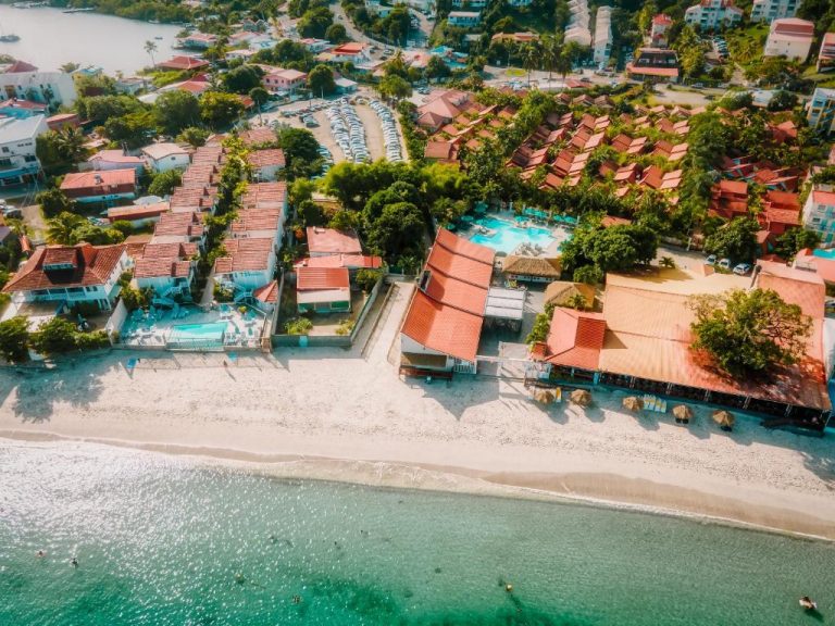 Vista aérea del Hotel Bambou con playa de arena blanca y aguas turquesas del Caribe